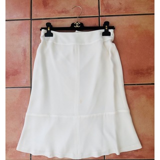 シャネル(CHANEL)のCHANEL シルク100% シャネル　スカート　Mサイズ　ホワイト　ココボタン(ひざ丈スカート)