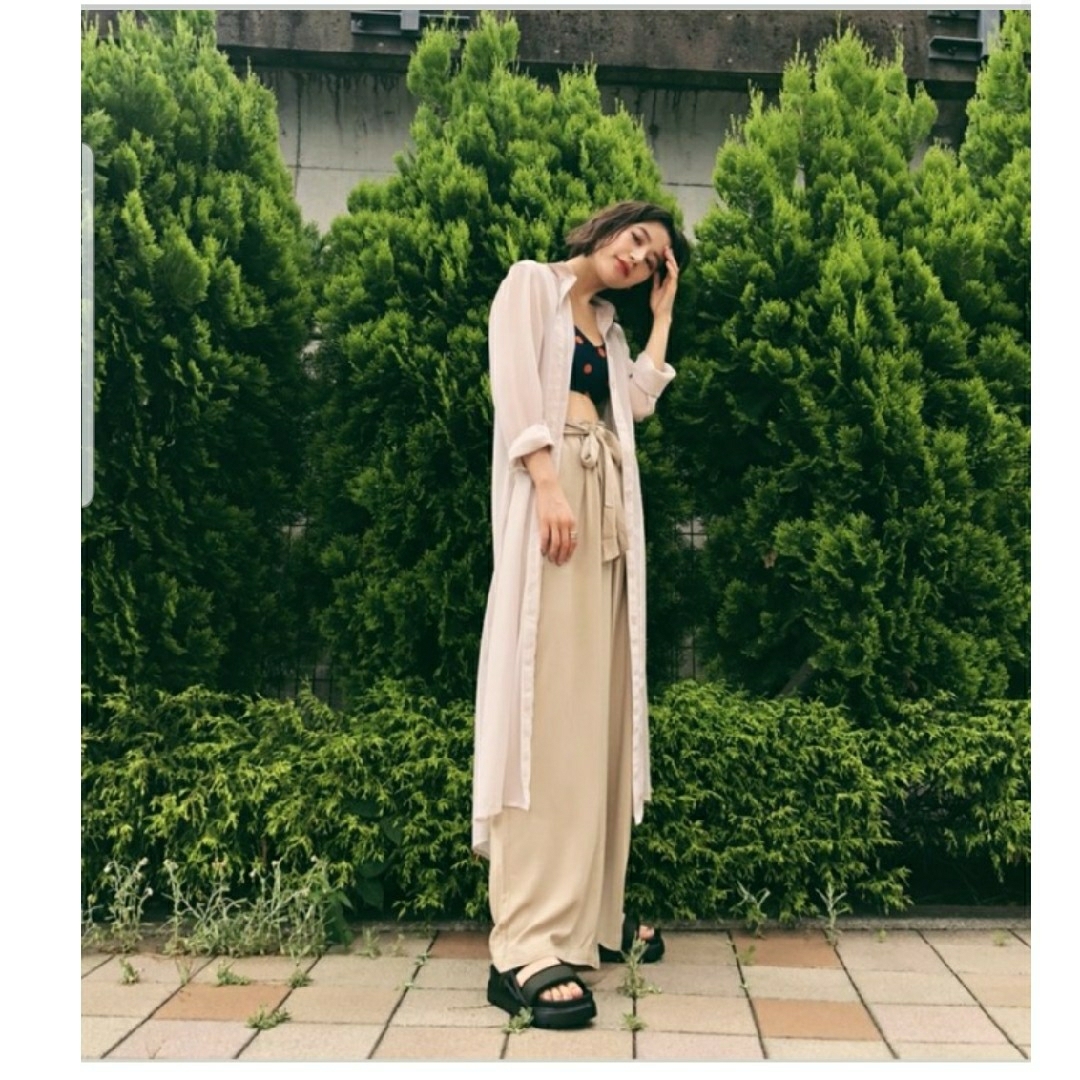 moussy(マウジー)の新品MOUSSY シアーサイドスリットロング丈シャツ アイボリーベージュF レディースのトップス(シャツ/ブラウス(長袖/七分))の商品写真