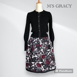 エムズグレイシー(M'S GRACY)のエムズグレイシー　モノトーンフラワープリントスカート(ひざ丈スカート)