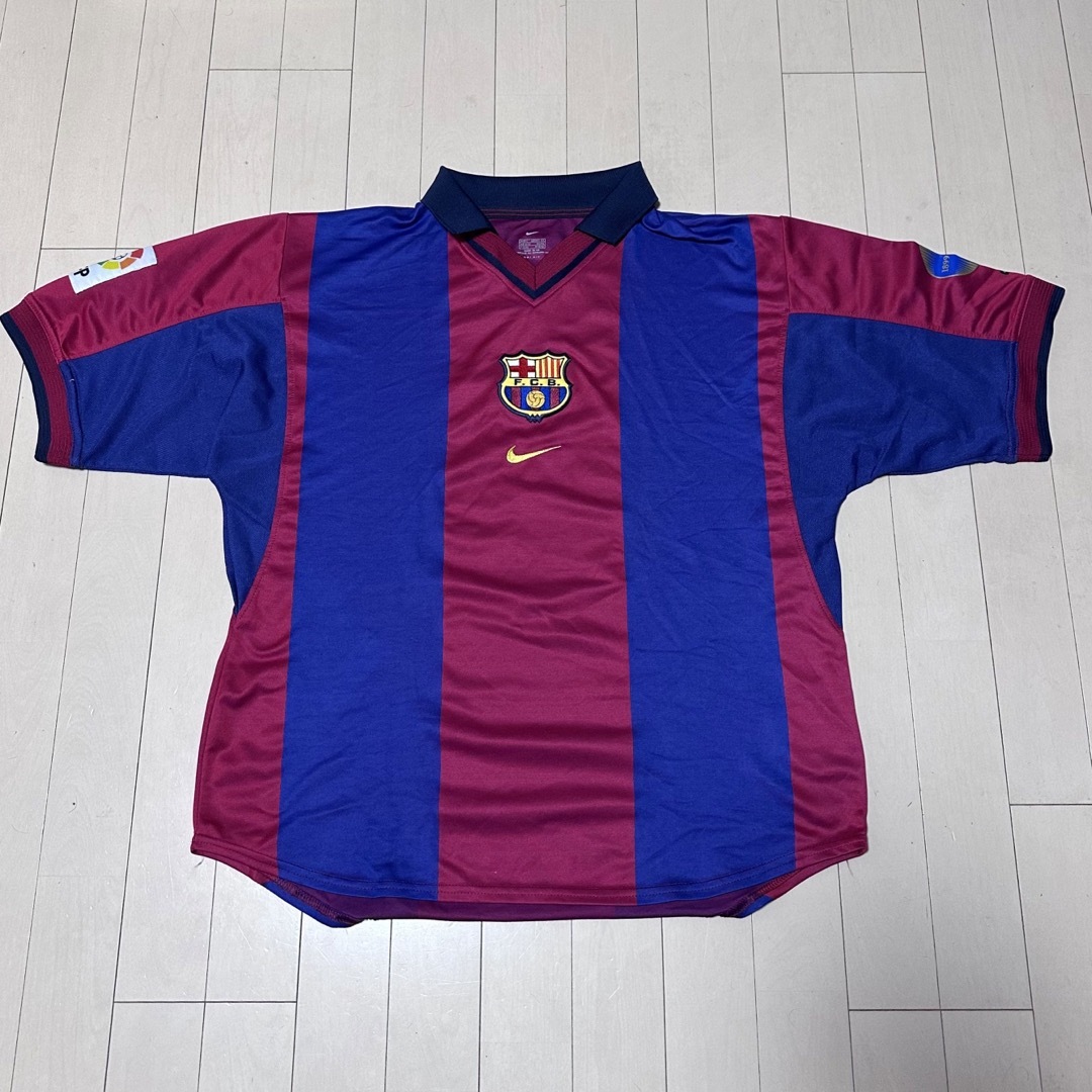 NIKE(ナイキ)の【希少！】99/01 FCバルセロナ ホームシャツ 100周年ロゴ付き Lサイズ スポーツ/アウトドアのサッカー/フットサル(ウェア)の商品写真