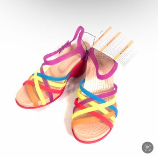 クロックス(crocs)の新品未使用 クロックス ワラチェ ウェッジ サンダル マルチカラー(ハイヒール/パンプス)