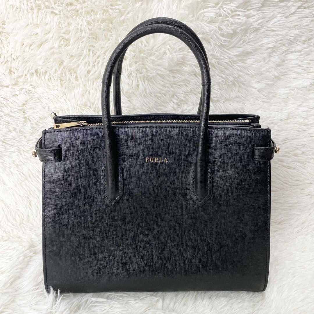 Furla(フルラ)の美品 フルラ レザー トートバッグ ピン ロゴプレート ファスナー ブラック レディースのバッグ(トートバッグ)の商品写真