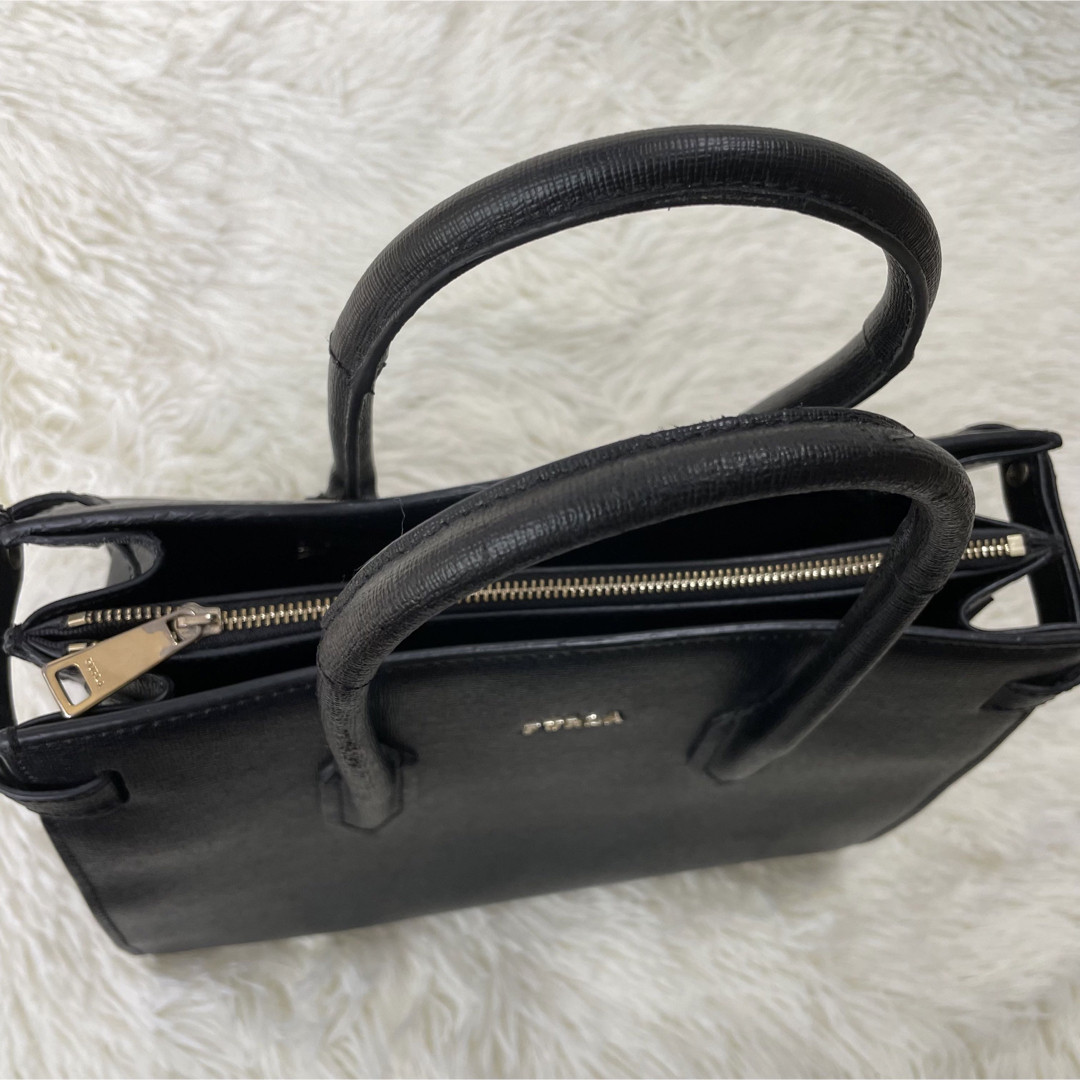 Furla(フルラ)の美品 フルラ レザー トートバッグ ピン ロゴプレート ファスナー ブラック レディースのバッグ(トートバッグ)の商品写真