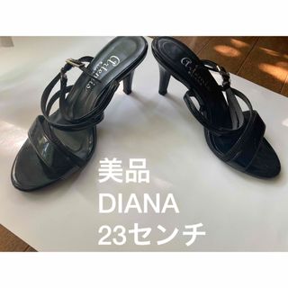 ダイアナ(DIANA)のほぼ未使用品　DIANA ダイアナ　黒　エナメル　サンダル(サンダル)