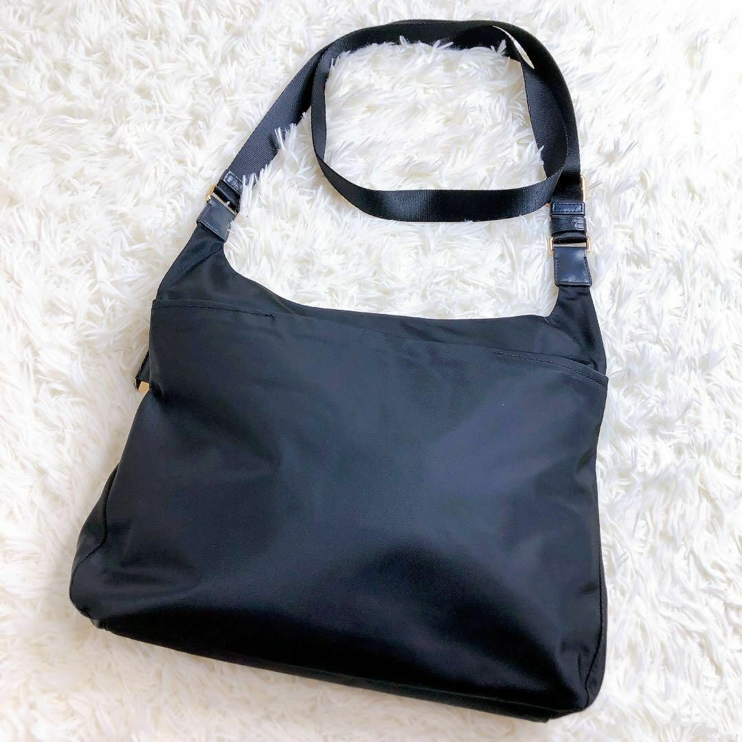 TUMI(トゥミ)のトゥミ ナイロン×レザー ショルダー バッグ ゴールド金具 ブラック 黒 メンズのバッグ(ショルダーバッグ)の商品写真