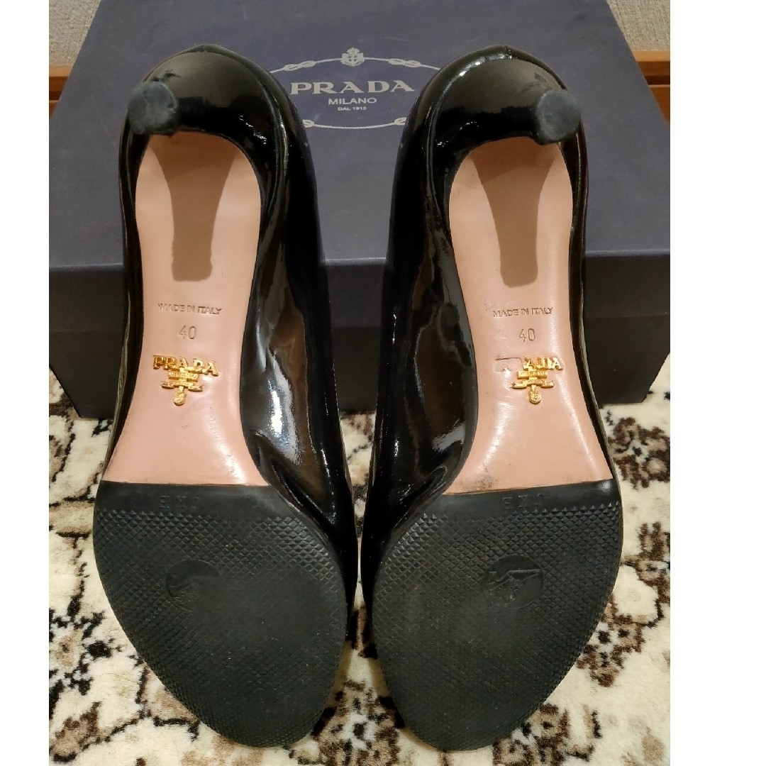 PRADA(プラダ)のプラダ エナメルパンプス(黒) 40 レディースの靴/シューズ(ハイヒール/パンプス)の商品写真