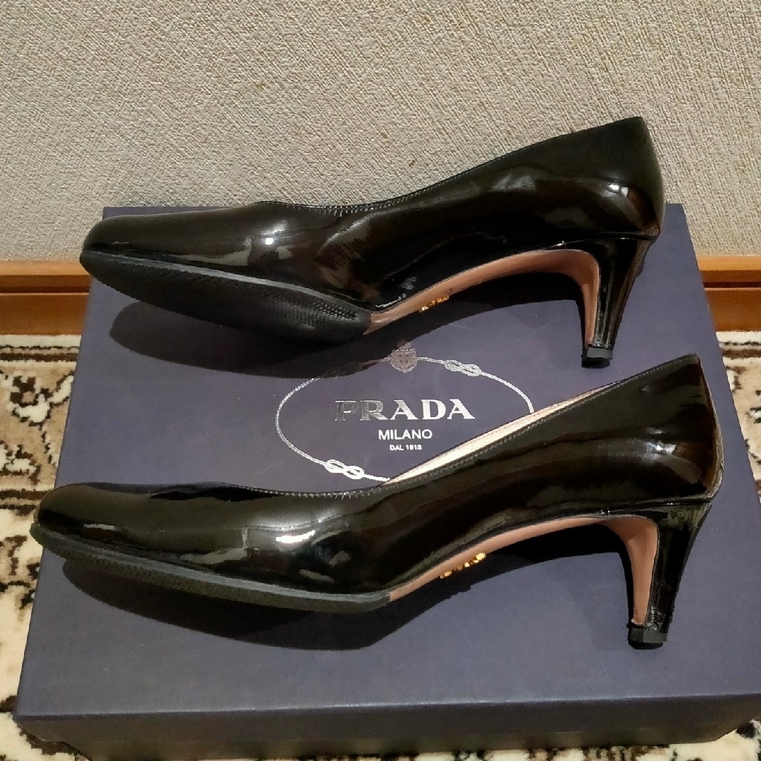 PRADA(プラダ)のプラダ エナメルパンプス(黒) 40 レディースの靴/シューズ(ハイヒール/パンプス)の商品写真