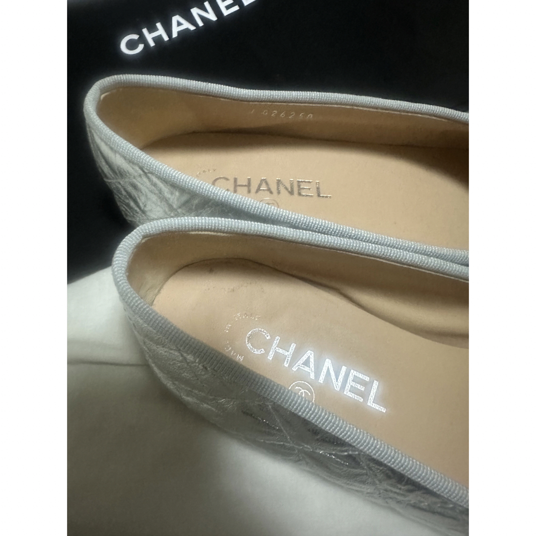 CHANEL(シャネル)の人気　シャネル　シルバー　マトラッセ　パンプス　シューズ レディースの靴/シューズ(バレエシューズ)の商品写真