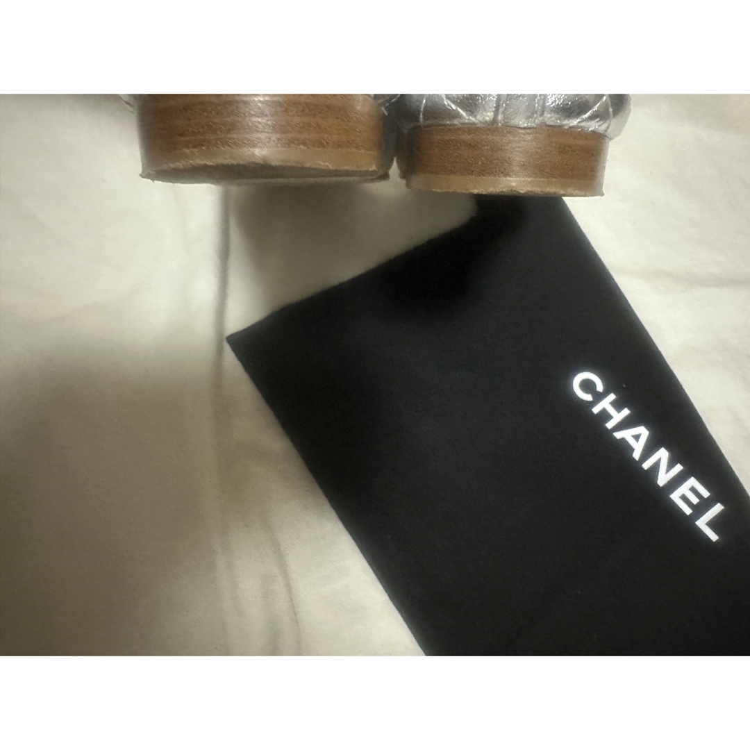 CHANEL(シャネル)の人気　シャネル　シルバー　マトラッセ　パンプス　シューズ レディースの靴/シューズ(バレエシューズ)の商品写真