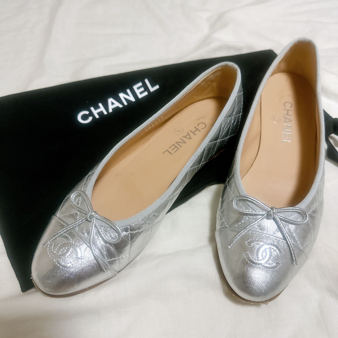 CHANEL(シャネル)の人気　シャネル　シルバー　マトラッセ　パンプス　シューズ レディースの靴/シューズ(バレエシューズ)の商品写真