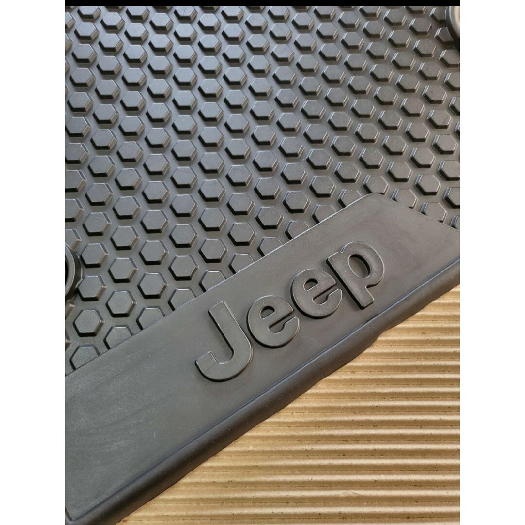 Jeep(ジープ)のJeep純正レネゲードラバーフロアマット 自動車/バイクの自動車(車内アクセサリ)の商品写真