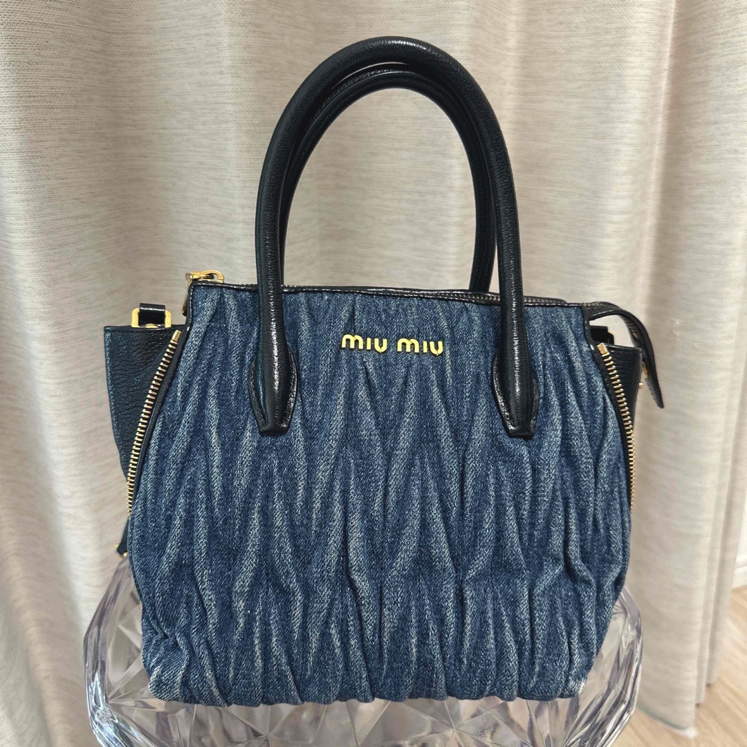 miumiu(ミュウミュウ)のmiumiu マトラッセ　デニム　ハンドバック レディースのバッグ(ハンドバッグ)の商品写真