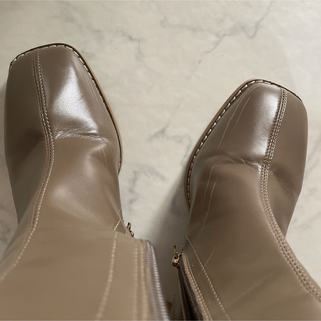【未使用品】スクエアトゥ　ベージュ　ブーツ　23.5〜24cm レディースの靴/シューズ(ブーツ)の商品写真