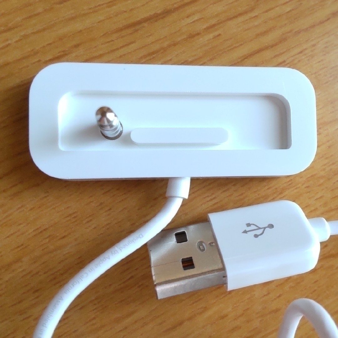 Apple(アップル)のAppel　iPod shuffle　1GB　ピンク　ジャンク品 スマホ/家電/カメラのオーディオ機器(ポータブルプレーヤー)の商品写真