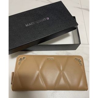 マリークワント(MARY QUANT)のマリークワント デイジーメタルキルト パース　長財布　ベージュ★新品(財布)