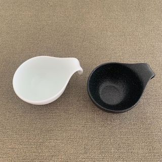 呑水　白黒２個セット　白はクリア　黒はブツブツ　(食器)