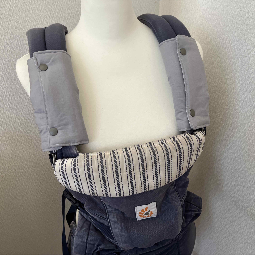 Ergobaby(エルゴベビー)の抱っこ紐よだれカバー　よだれパッド　ハンドメイド　リバーシブル　花柄 キッズ/ベビー/マタニティの外出/移動用品(抱っこひも/おんぶひも)の商品写真