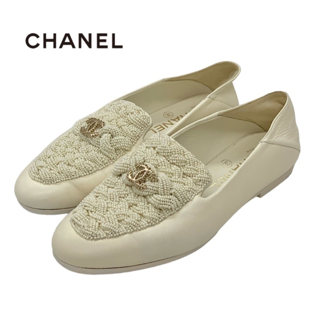 CHANEL(シャネル)のシャネル CHANEL フラットシューズ ローファー 靴 シューズ ココマーク ビーズ レザー アイボリー レディースの靴/シューズ(ローファー/革靴)の商品写真