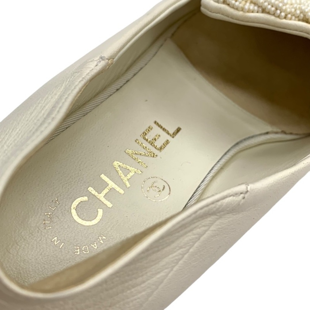 CHANEL(シャネル)のシャネル CHANEL フラットシューズ ローファー 靴 シューズ ココマーク ビーズ レザー アイボリー レディースの靴/シューズ(ローファー/革靴)の商品写真