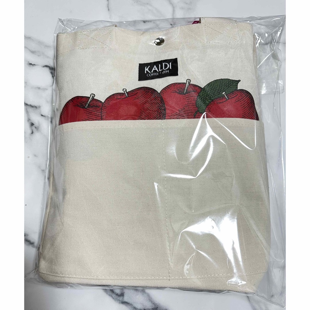 KALDI(カルディ)のカルディ りんごバッグ 新品 トートバッグ KALDI 2023 レディースのバッグ(トートバッグ)の商品写真