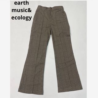 アースミュージックアンドエコロジー(earth music & ecology)のアースミュージックアンドエコロジー　フレアパンツ　チェック　ブラウン　ズボン(カジュアルパンツ)