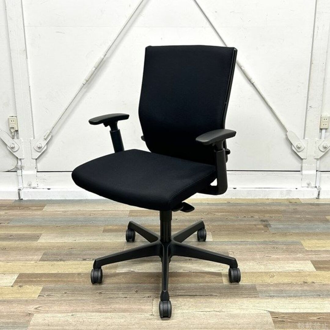 オカムラ エスクード ハイバック クッションタイプ 可動肘 ブラック インテリア/住まい/日用品のオフィス家具(オフィスチェア)の商品写真