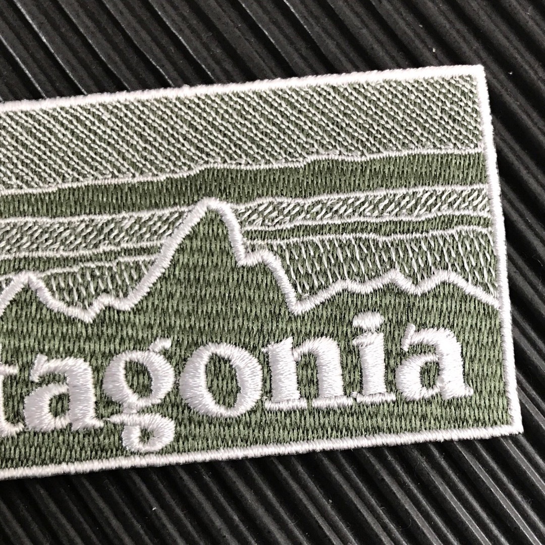 patagonia(パタゴニア)のPATAGONIA フィッツロイ カーキ モノクロ柄 アイロンワッペン -Y ハンドメイドのキッズ/ベビー(ファッション雑貨)の商品写真