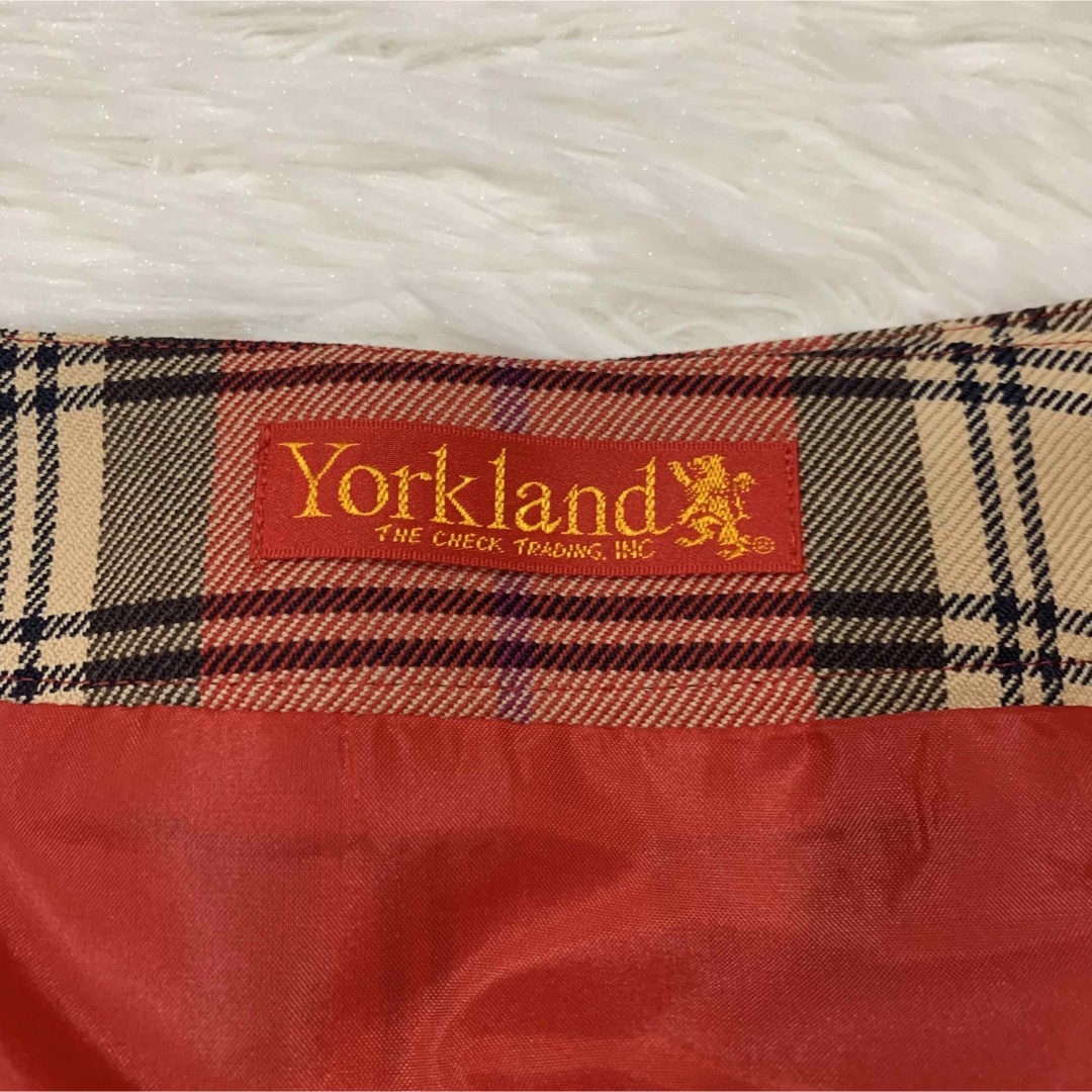 Yorkland(ヨークランド)の【美品】York land タータンチェック 膝丈スカート 9号 赤 台形 上品 レディースのスカート(ひざ丈スカート)の商品写真