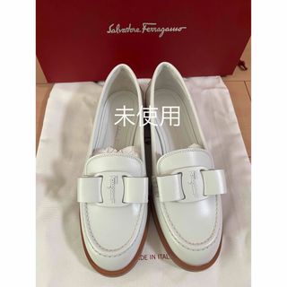 サルヴァトーレフェラガモ(Salvatore Ferragamo)の値下げ‼️フェラガモ　ホワイト　ローファー　未使用(ローファー/革靴)