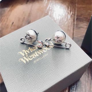 ヴィヴィアンウエストウッド(Vivienne Westwood)のヴィヴィアンウエストウッド パール 安全ピン オーブリング(ピアス)