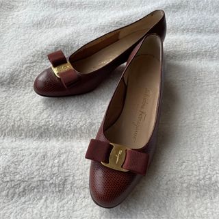 Salvatore Ferragamo ヴァラ パンプス 510-2