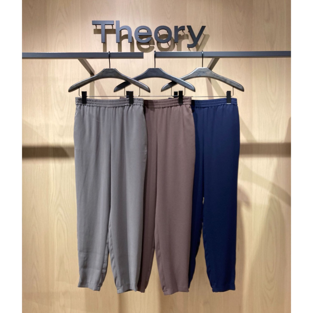 theory(セオリー)のtheory 秋カラー　POWDER CREPE ジョガーパンツ　アッシュ　P レディースのパンツ(カジュアルパンツ)の商品写真