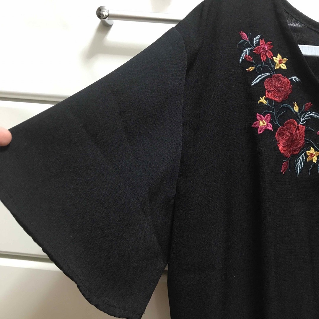 しまむら(シマムラ)のLespoir 半袖　Mサイズ　ブラック　刺繍　花柄付き レディースのトップス(カットソー(半袖/袖なし))の商品写真