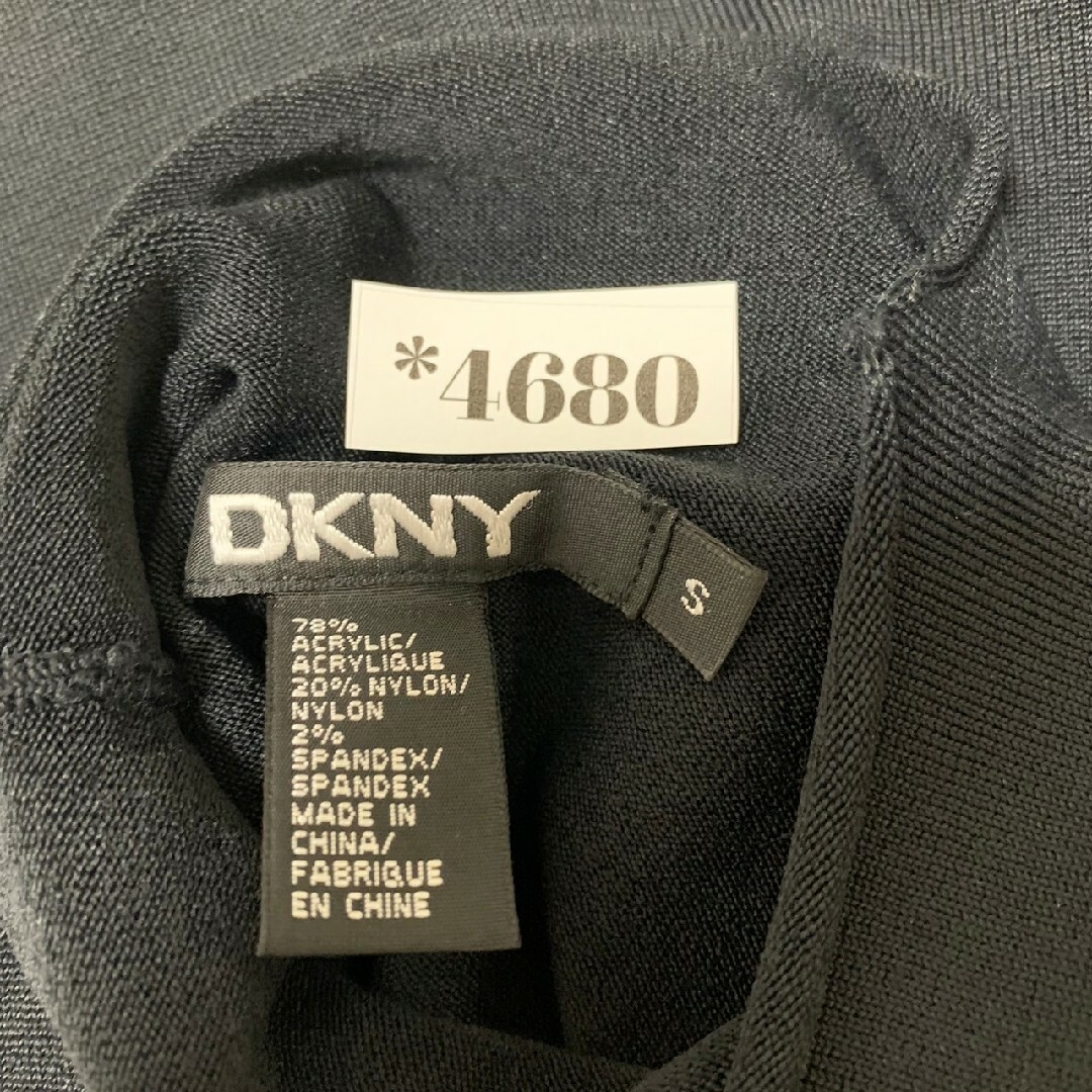 DKNY(ダナキャランニューヨーク)のDKNY ディーケーエヌワイ　ノースリーブ　ブラック　S　ハイネック　ニット レディースのトップス(カットソー(半袖/袖なし))の商品写真