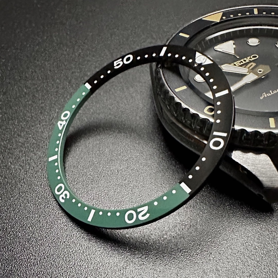 SEIKO(セイコー)のSKX007 SBSA SRPD フラット セラミック ベゼル 黒 緑 グリーン メンズの時計(腕時計(アナログ))の商品写真