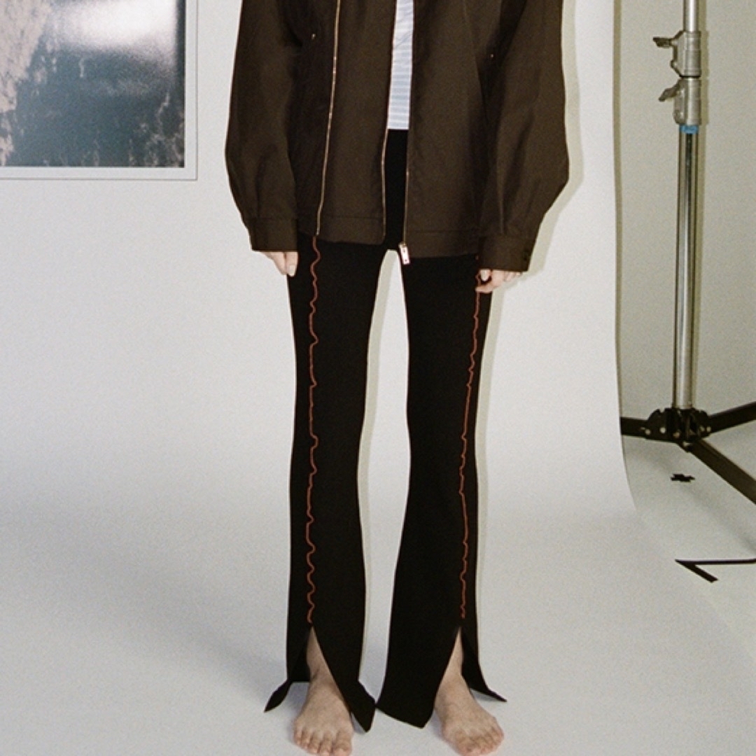 TOGA(トーガ)のsoduk colored stitch slit knit trousers  レディースのパンツ(カジュアルパンツ)の商品写真