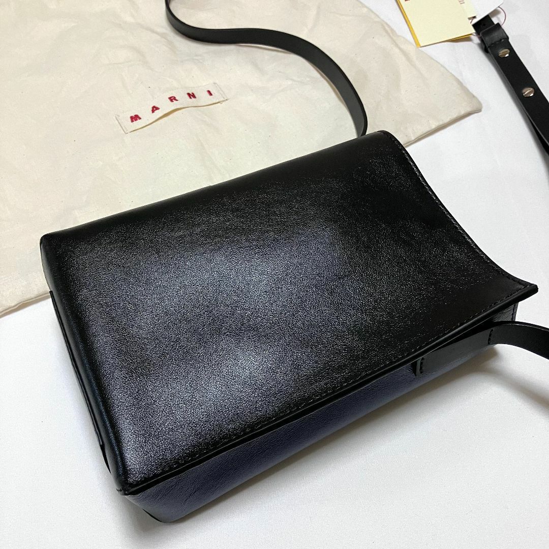 Marni(マルニ)の新品 23ss MARNI ショルダーバッグ 黒 紺 レザー 5330 メンズのバッグ(ショルダーバッグ)の商品写真