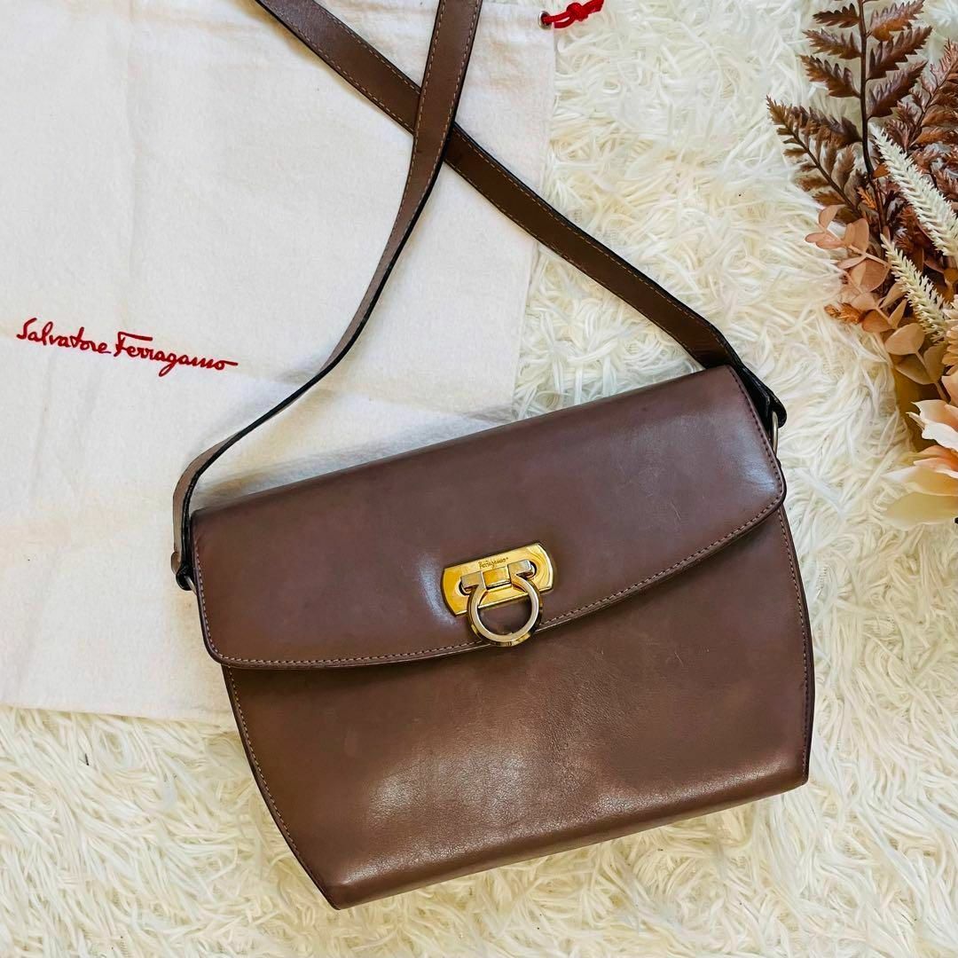 Ferragamo(フェラガモ)のフェラガモ＊ショルダーバッグ ガンチーニ ポシェット レザー ブラウン グレー レディースのバッグ(ショルダーバッグ)の商品写真