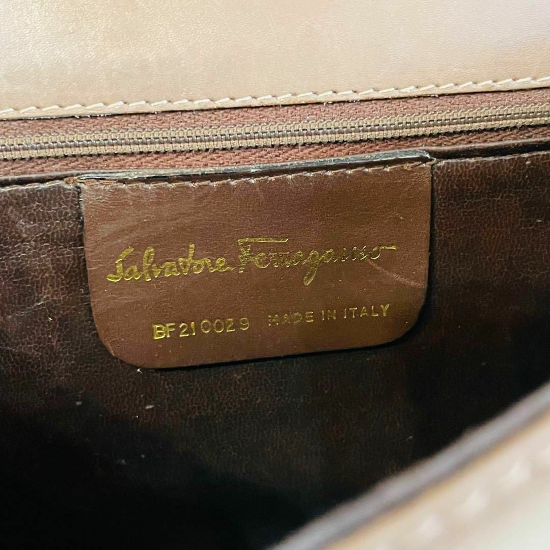 Ferragamo(フェラガモ)のフェラガモ＊ショルダーバッグ ガンチーニ ポシェット レザー ブラウン グレー レディースのバッグ(ショルダーバッグ)の商品写真