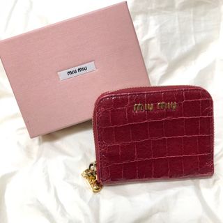 ミュウミュウ(miumiu)のmiu miu ミュウミュウ コインケース 小銭入れ クロコ型 レッド(財布)