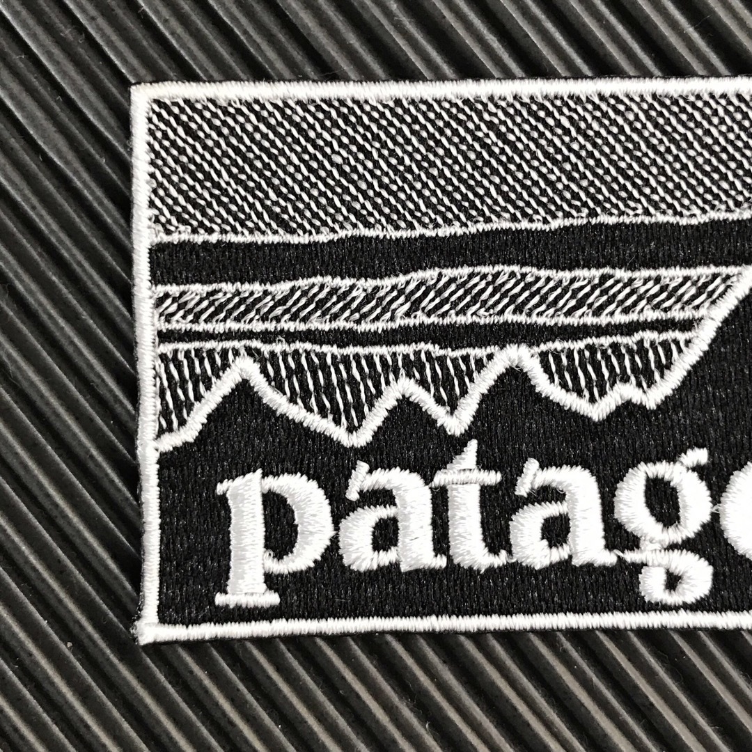 patagonia(パタゴニア)の90×48mm PATAGONIAフィッツロイ モノクロアイロンワッペン -55 ハンドメイドのキッズ/ベビー(ファッション雑貨)の商品写真