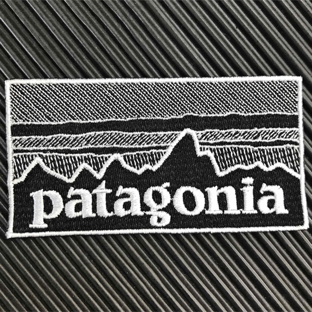 patagonia(パタゴニア)の90×48mm PATAGONIAフィッツロイ モノクロアイロンワッペン -55 ハンドメイドのキッズ/ベビー(ファッション雑貨)の商品写真