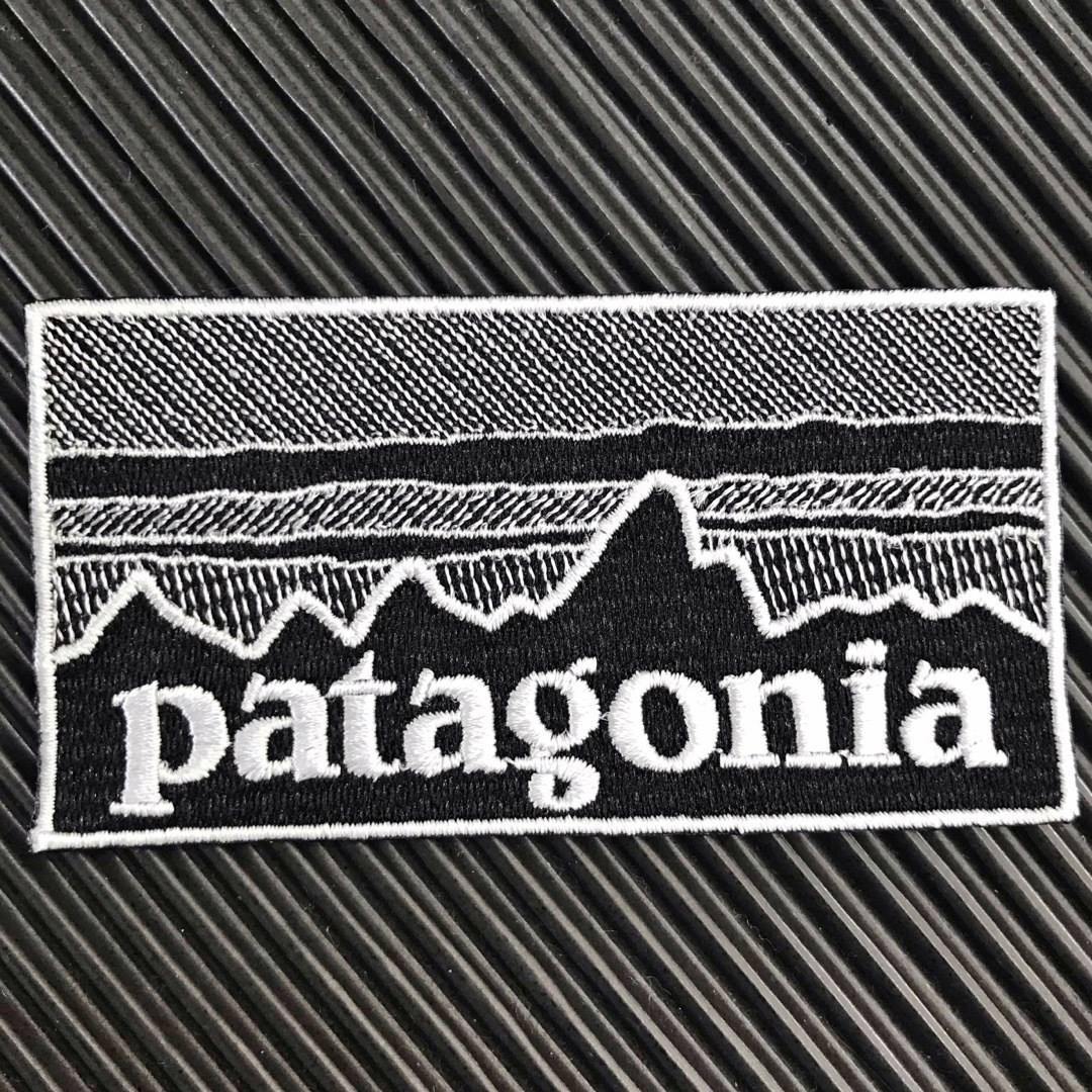 patagonia(パタゴニア)の90×48mm PATAGONIAフィッツロイ モノクロアイロンワッペン -56 自動車/バイクのバイク(装備/装具)の商品写真