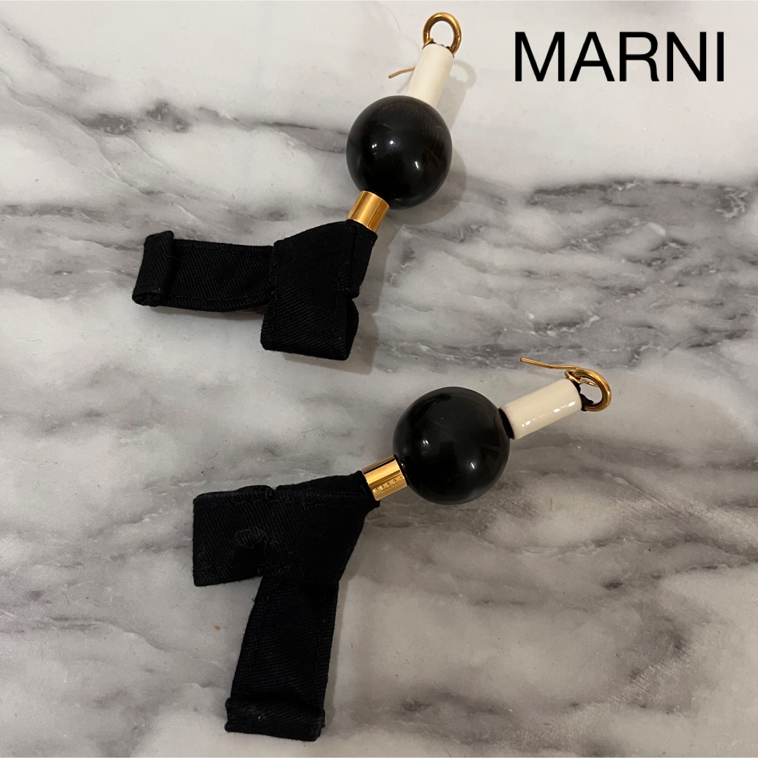 Marni - MARNI 大振り ピアス リボン ビーズ ブラック ゴールド マルニ