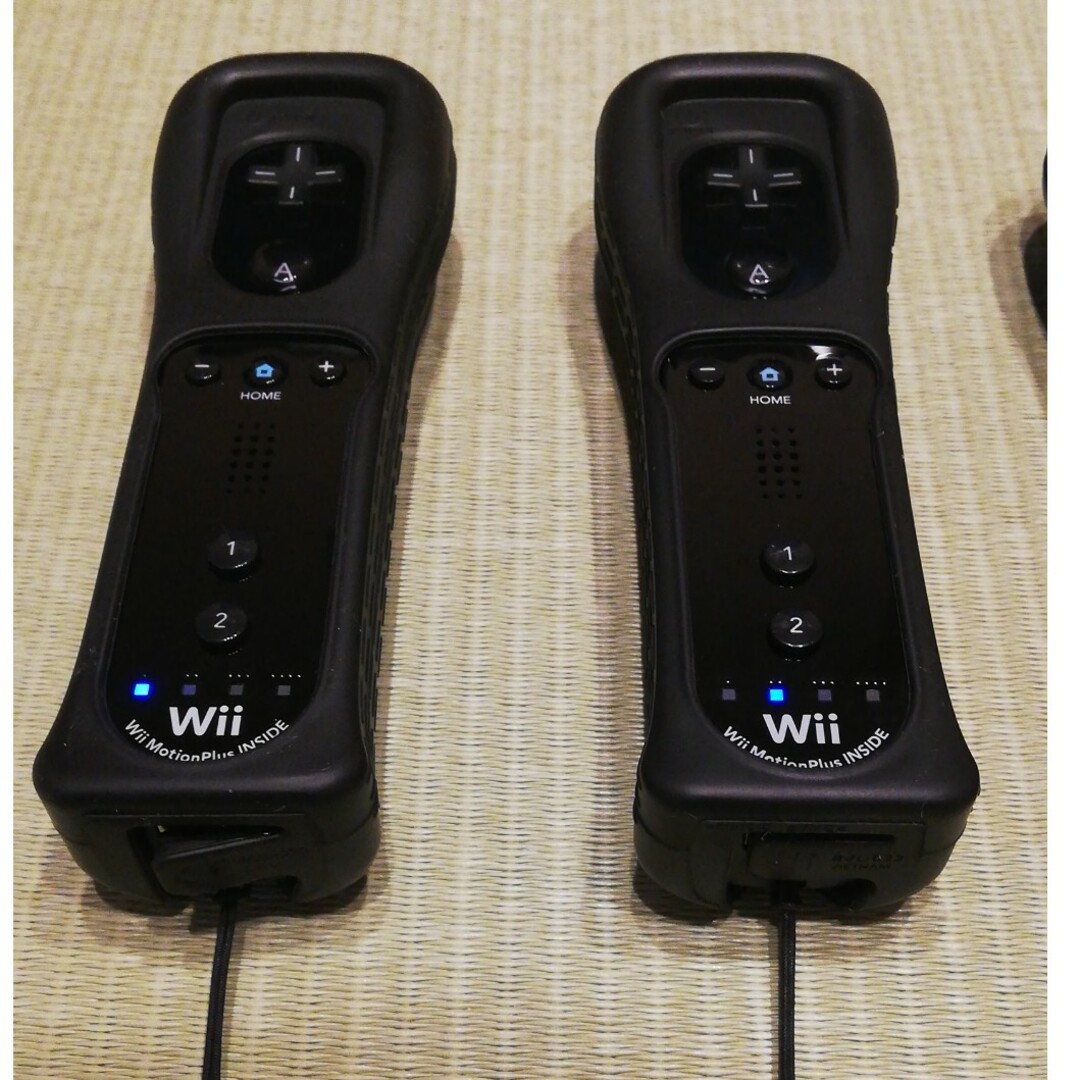 WiiU リモコン　黒(ブラック) エンタメ/ホビーのゲームソフト/ゲーム機本体(家庭用ゲーム機本体)の商品写真