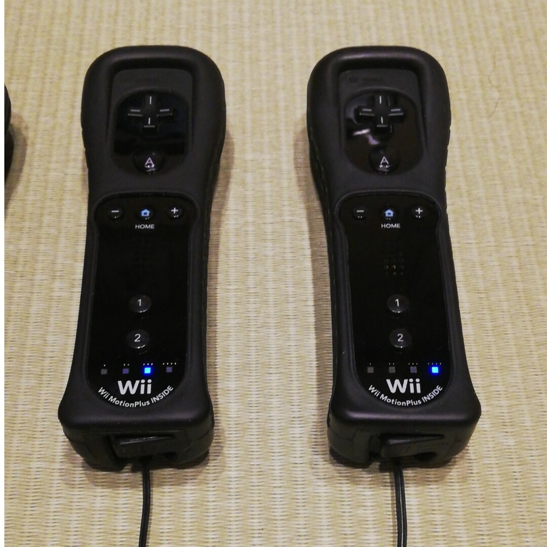 WiiU リモコン　黒(ブラック) エンタメ/ホビーのゲームソフト/ゲーム機本体(家庭用ゲーム機本体)の商品写真