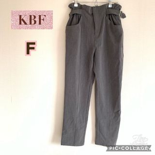 ケービーエフプラス(KBF+)のKBF アーバンリサーチ グレー カジュアルパンツ レディース(カジュアルパンツ)