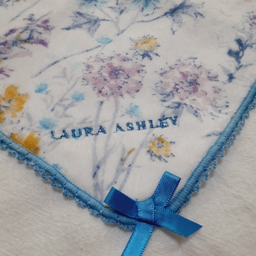 LAURA ASHLEY(ローラアシュレイ)の新品　LAURA ASHLEY　ハンカチ レディースのファッション小物(ハンカチ)の商品写真