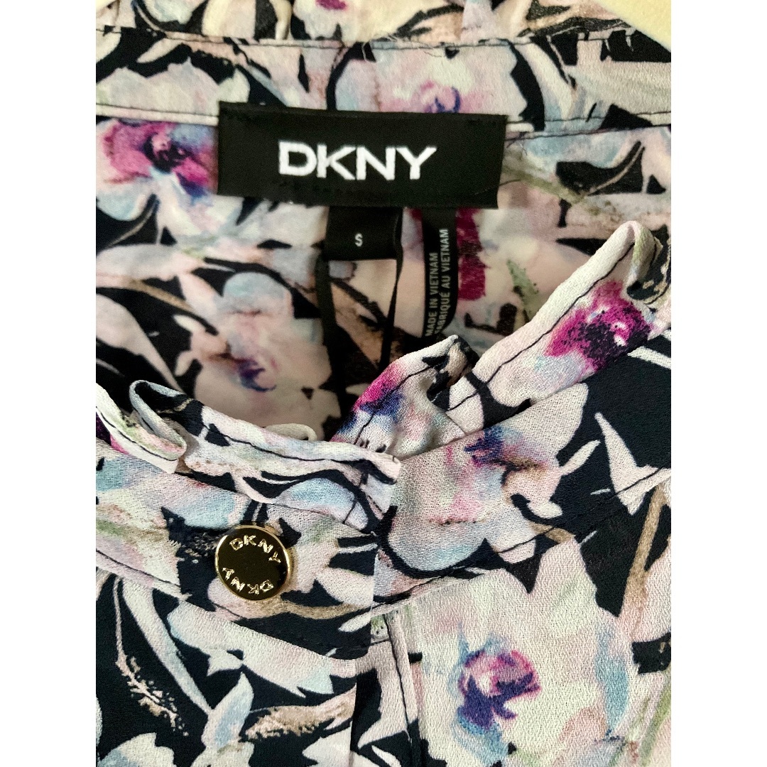 DKNY(ダナキャランニューヨーク)のDKNYブラウス　未使用 レディースのトップス(シャツ/ブラウス(半袖/袖なし))の商品写真