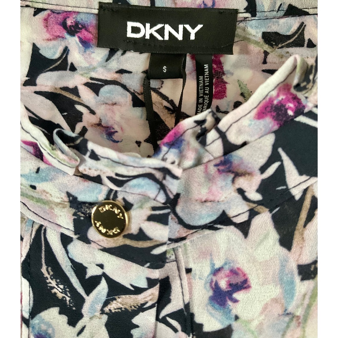 DKNY(ダナキャランニューヨーク)のDKNYブラウス　未使用 レディースのトップス(シャツ/ブラウス(半袖/袖なし))の商品写真